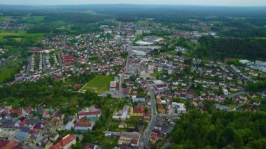 Almanya 'daki eski bir şehir merkezinin havadan görünüşü, güneşli bir bahar gününde Bavyera