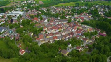 Almanya 'daki eski bir şehir merkezinin havadan görünüşü, güneşli bir bahar gününde Bavyera