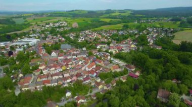 Almanya 'daki eski bir şehir merkezinin havadan görünüşü, güneşli bir bahar gününde Bavyera