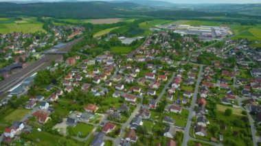 Almanya 'daki eski bir şehir merkezinin havadan görünüşü, güneşli bir bahar gününde Bavyera