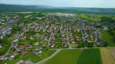 Almanya 'daki eski bir şehir merkezinin havadan görünüşü, güneşli bir bahar gününde Bavyera