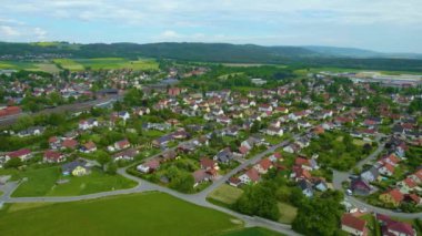 Almanya 'daki eski bir şehir merkezinin havadan görünüşü, güneşli bir bahar gününde Bavyera