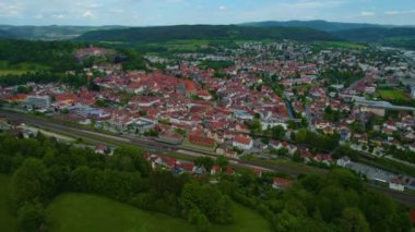 Almanya 'daki eski bir şehir merkezinin havadan görünüşü, güneşli bir bahar gününde Bavyera