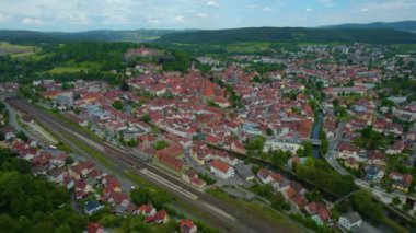 Almanya 'daki eski bir şehir merkezinin havadan görünüşü, güneşli bir bahar gününde Bavyera