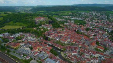 Almanya 'daki eski bir şehir merkezinin havadan görünüşü, güneşli bir bahar gününde Bavyera