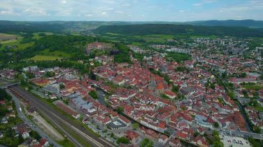 Almanya 'daki eski bir şehir merkezinin havadan görünüşü, güneşli bir bahar gününde Bavyera