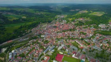 Almanya 'daki eski bir şehir merkezinin havadan görünüşü, güneşli bir bahar gününde Bavyera