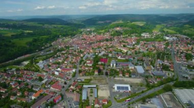 Almanya 'daki eski bir şehir merkezinin havadan görünüşü, güneşli bir bahar gününde Bavyera