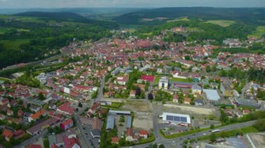 Almanya 'daki eski bir şehir merkezinin havadan görünüşü, güneşli bir bahar gününde Bavyera