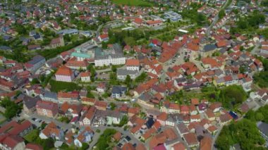 Almanya 'daki eski bir şehir merkezinin havadan görünüşü, güneşli bir bahar gününde Bavyera