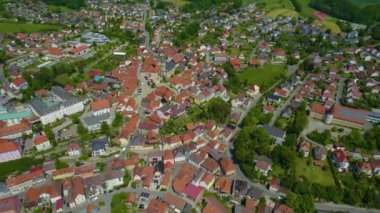 Almanya 'daki eski bir şehir merkezinin havadan görünüşü, güneşli bir bahar gününde Bavyera