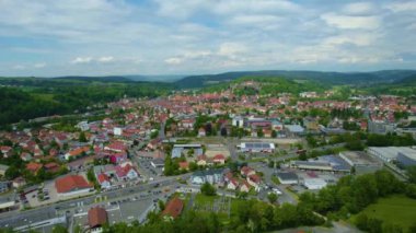 Almanya 'daki eski bir şehir merkezinin havadan görünüşü, güneşli bir bahar gününde Bavyera