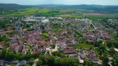 Almanya 'daki eski bir şehir merkezinin havadan görünüşü, güneşli bir bahar gününde Bavyera