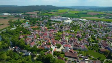 Almanya 'daki eski bir şehir merkezinin havadan görünüşü, güneşli bir bahar gününde Bavyera