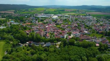 Almanya 'daki eski bir şehir merkezinin havadan görünüşü, güneşli bir bahar gününde Bavyera