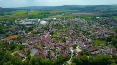 Almanya 'daki eski bir şehir merkezinin havadan görünüşü, güneşli bir bahar gününde Bavyera