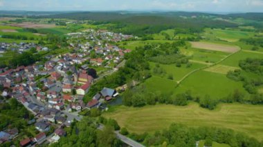 Almanya 'daki eski bir şehir merkezinin havadan görünüşü, güneşli bir bahar gününde Bavyera
