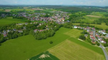Almanya 'daki eski bir şehir merkezinin havadan görünüşü, güneşli bir bahar gününde Bavyera