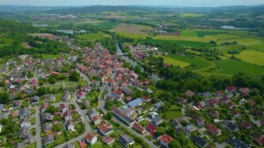 Almanya 'daki eski bir şehir merkezinin havadan görünüşü, güneşli bir bahar gününde Bavyera