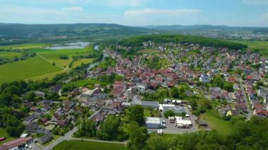 Almanya 'daki eski bir şehir merkezinin havadan görünüşü, güneşli bir bahar gününde Bavyera
