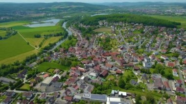 Almanya 'daki eski bir şehir merkezinin havadan görünüşü, güneşli bir bahar gününde Bavyera
