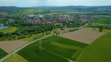 Almanya 'daki eski bir şehir merkezinin havadan görünüşü, güneşli bir bahar gününde Bavyera
