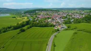 Almanya 'daki eski bir şehir merkezinin havadan görünüşü, güneşli bir bahar gününde Bavyera