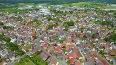 Almanya 'daki eski bir şehir merkezinin havadan görünüşü, güneşli bir bahar gününde Bavyera
