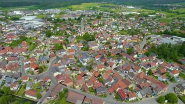 Almanya 'daki eski bir şehir merkezinin havadan görünüşü, güneşli bir bahar gününde Bavyera
