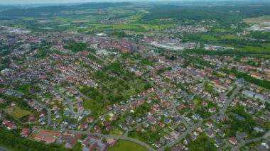 Almanya 'daki eski bir şehir merkezinin havadan görünüşü, güneşli bir bahar gününde Bavyera