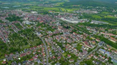 Almanya 'daki eski bir şehir merkezinin havadan görünüşü, güneşli bir bahar gününde Bavyera