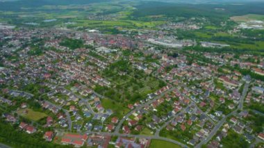 Almanya 'daki eski bir şehir merkezinin havadan görünüşü, güneşli bir bahar gününde Bavyera