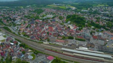 Almanya 'daki eski bir şehir merkezinin havadan görünüşü, güneşli bir bahar gününde Bavyera
