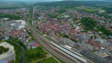 Almanya 'daki eski bir şehir merkezinin havadan görünüşü, güneşli bir bahar gününde Bavyera