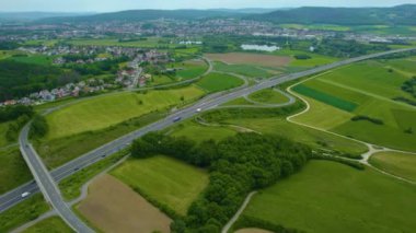 Almanya 'daki eski bir şehir merkezinin havadan görünüşü, güneşli bir bahar gününde Bavyera