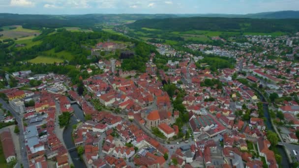 在阳光明媚的春天 德国巴伐利亚一个古城中心的空中景观 — 图库视频影像