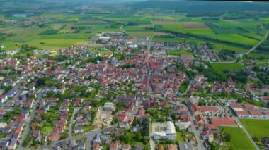 Almanya 'daki eski bir şehir merkezinin havadan görünüşü, güneşli bir bahar gününde Bavyera