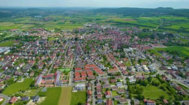 Almanya 'daki eski bir şehir merkezinin havadan görünüşü, güneşli bir bahar gününde Bavyera