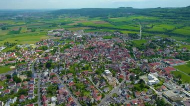 Almanya 'daki eski bir şehir merkezinin havadan görünüşü, güneşli bir bahar gününde Bavyera
