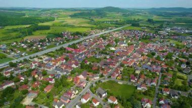 Almanya 'daki eski bir şehir merkezinin havadan görünüşü, güneşli bir bahar gününde Bavyera