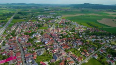 Almanya 'daki eski bir şehir merkezinin havadan görünüşü, güneşli bir bahar gününde Bavyera