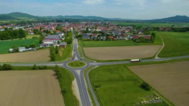Almanya 'daki eski bir şehir merkezinin havadan görünüşü, güneşli bir bahar gününde Bavyera