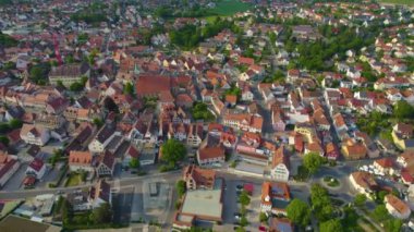 Almanya 'daki eski bir şehir merkezinin havadan görünüşü, güneşli bir bahar gününde Bavyera