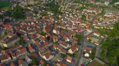 Almanya 'daki eski bir şehir merkezinin havadan görünüşü, güneşli bir bahar gününde Bavyera