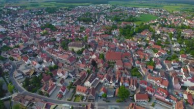 Almanya 'daki eski bir şehir merkezinin havadan görünüşü, güneşli bir bahar gününde Bavyera