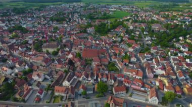 Almanya 'daki eski bir şehir merkezinin havadan görünüşü, güneşli bir bahar gününde Bavyera