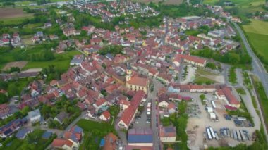 Almanya 'daki eski bir şehir merkezinin havadan görünüşü, güneşli bir bahar gününde Bavyera