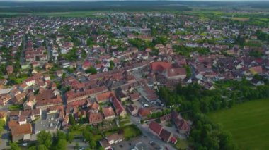 Almanya 'daki eski bir şehir merkezinin havadan görünüşü, güneşli bir bahar gününde Bavyera