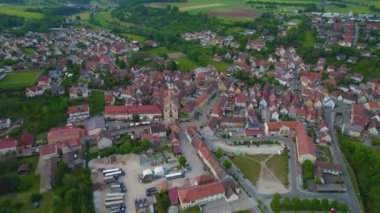 Almanya 'daki eski bir şehir merkezinin havadan görünüşü, güneşli bir bahar gününde Bavyera
