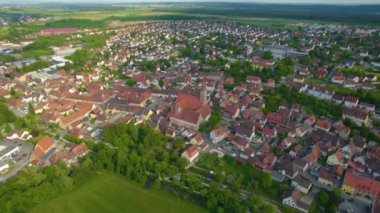 Almanya 'daki eski bir şehir merkezinin havadan görünüşü, güneşli bir bahar gününde Bavyera